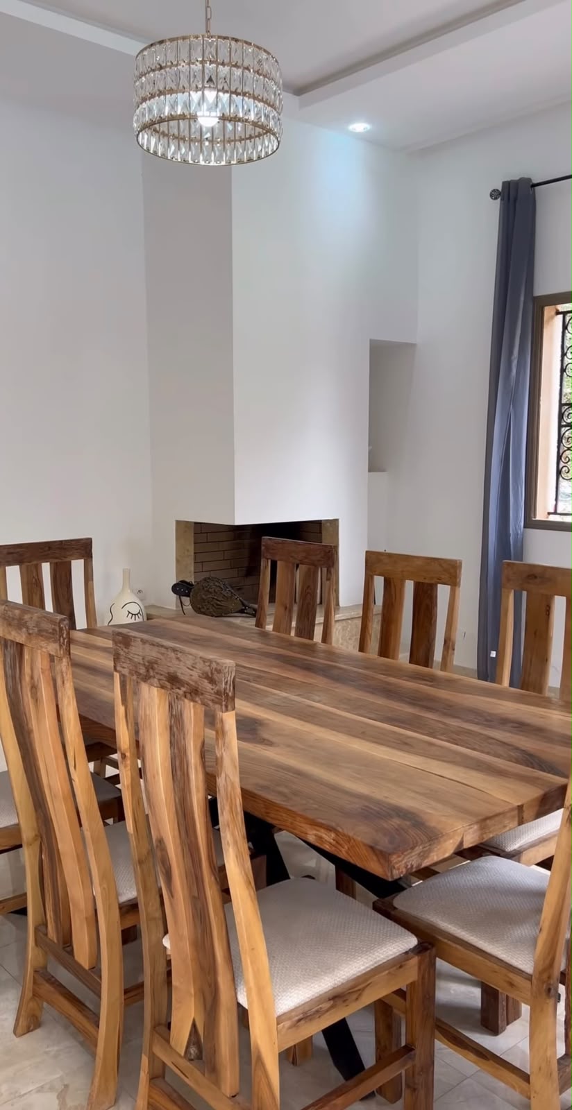 Salle à manger et cheminée