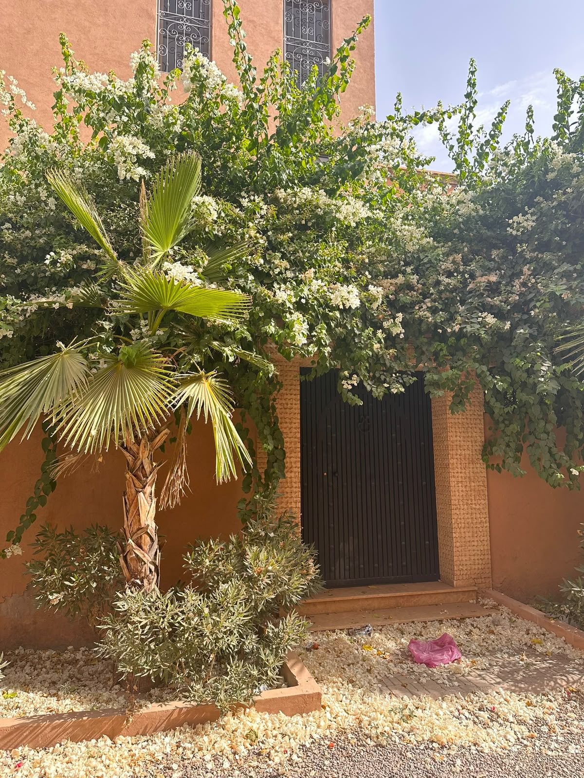 Entrée de la villa ornée de bougainvilliers
