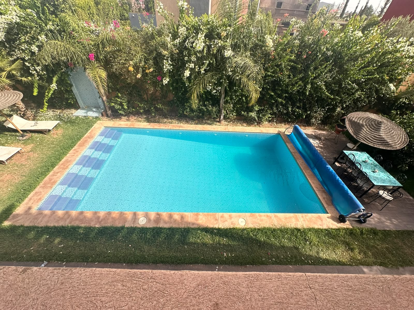 Jardin et piscine vus d’en haut